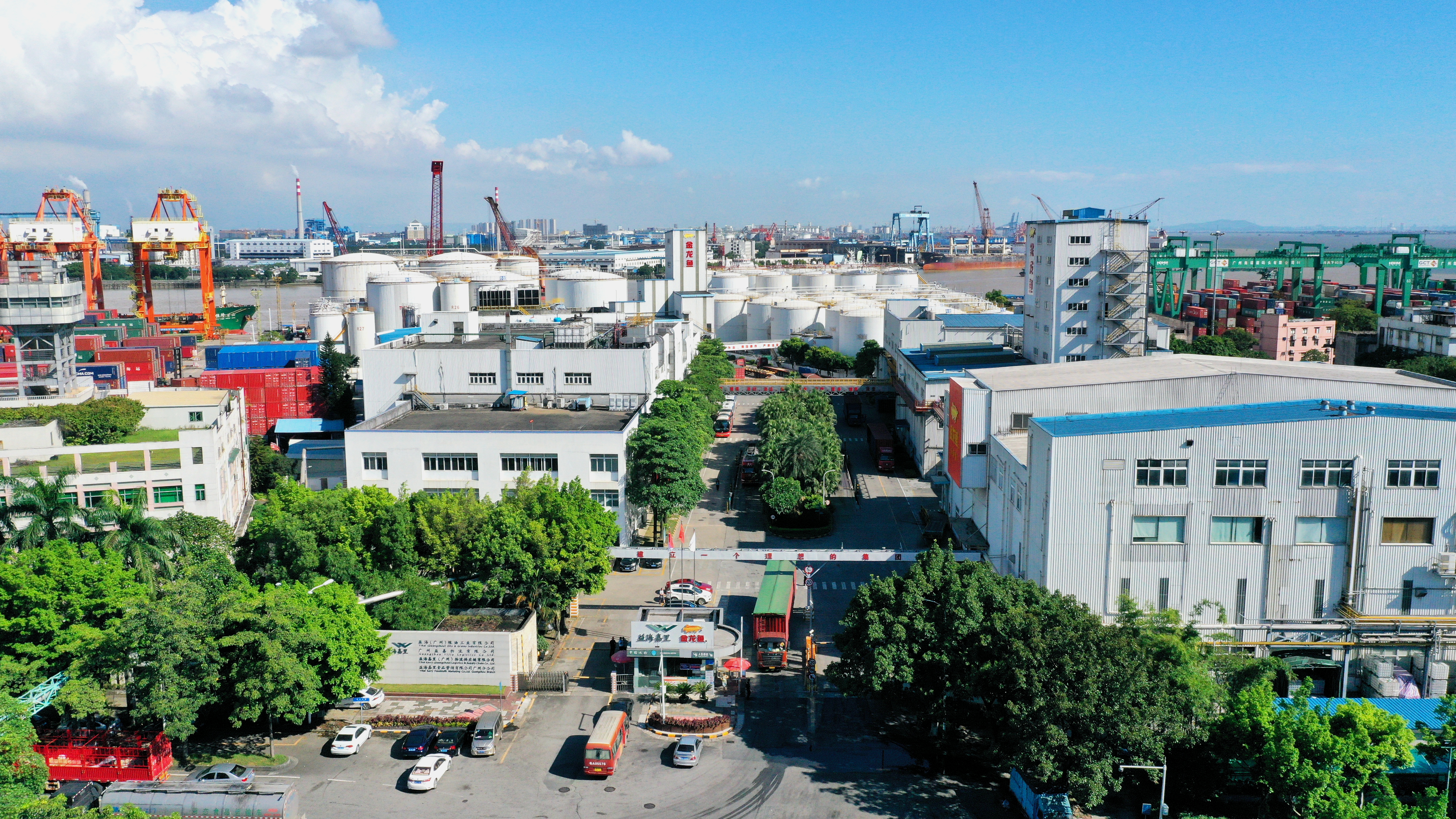 廣東省委副書(shū)記、省長(zhǎng)會(huì)見(jiàn)集團(tuán)董事長(zhǎng)郭孔豐